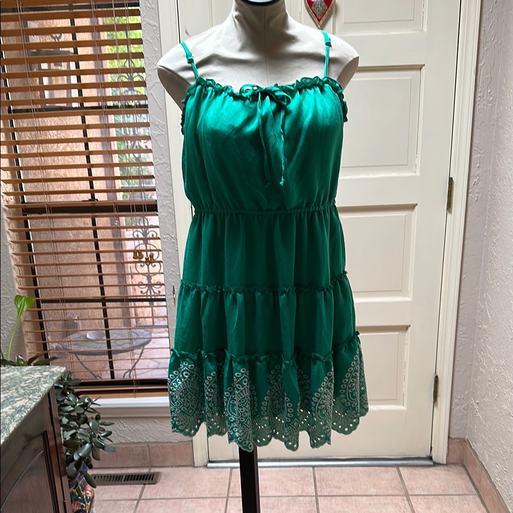 Green Sleeveless Dress with Lace Hem